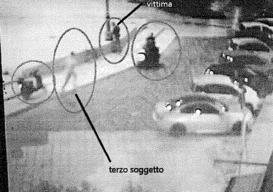 Frame di uno dei video ripresi dalle telecamere di videosorveglianza poste sul luogo dell’omicidio del 35enne Bakari Sako.