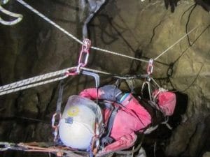 Speleologo rimane incastrato a 120 metri di profondità in una grotta nel Cuneese: è in corso il salvataggio