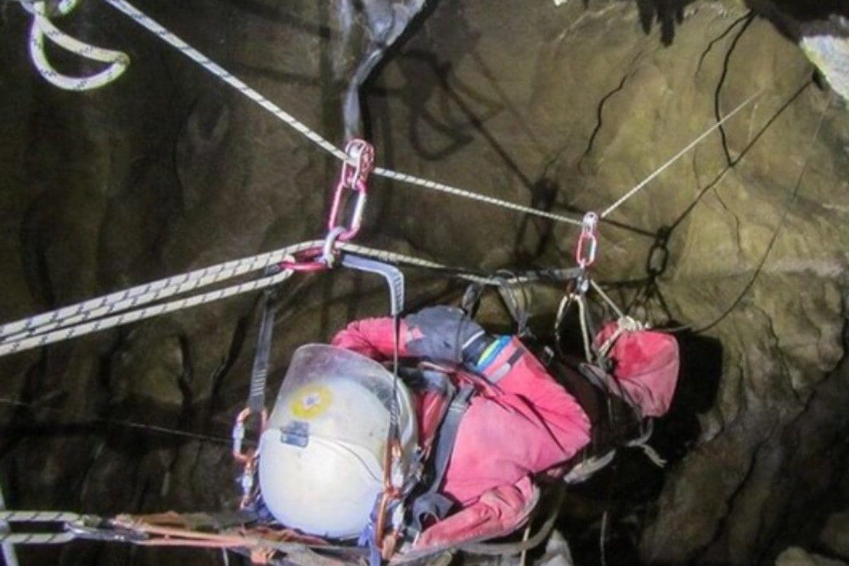 Speleologo rimane incastrato a 120 metri di profondità in una grotta nel Cuneese: è in corso il salvataggio