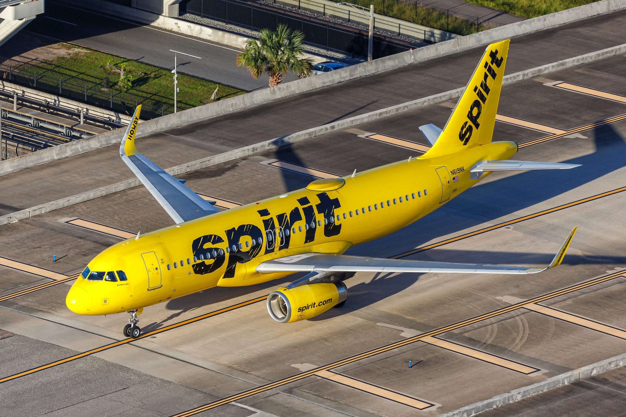 Anziano sparisce in aeroporto in Texas e muore in autostrada, la famiglia accusa la Spirit Airlines