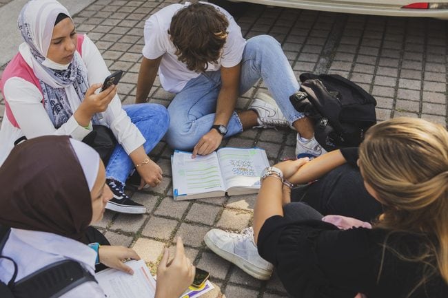 Più istruiti, più aperti al cambiamento ma precari: come non far scappare i giovani italiani, spiegato dall'esperta