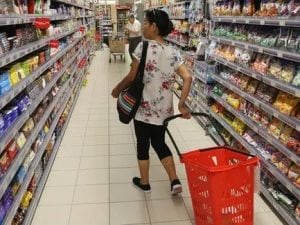 Supermercati aperti il 2 giugno 2026: la lista dei centri commerciali attivi per la Festa della Repubblica
