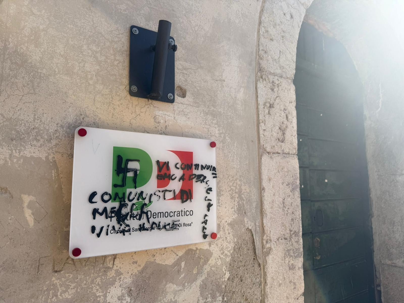 Nuovo attacco fascista al circolo Pd a San Giorgio a Liri, la minaccia: "Comunisti di m... vi perseguiteremo"