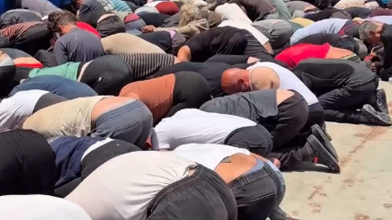 Flotilla, attivisti ammanettati e derisi da Ben Gvir: "Benvenuti in Israele", Meloni e Crosetto: "Immagini inaccettabili": news in diretta