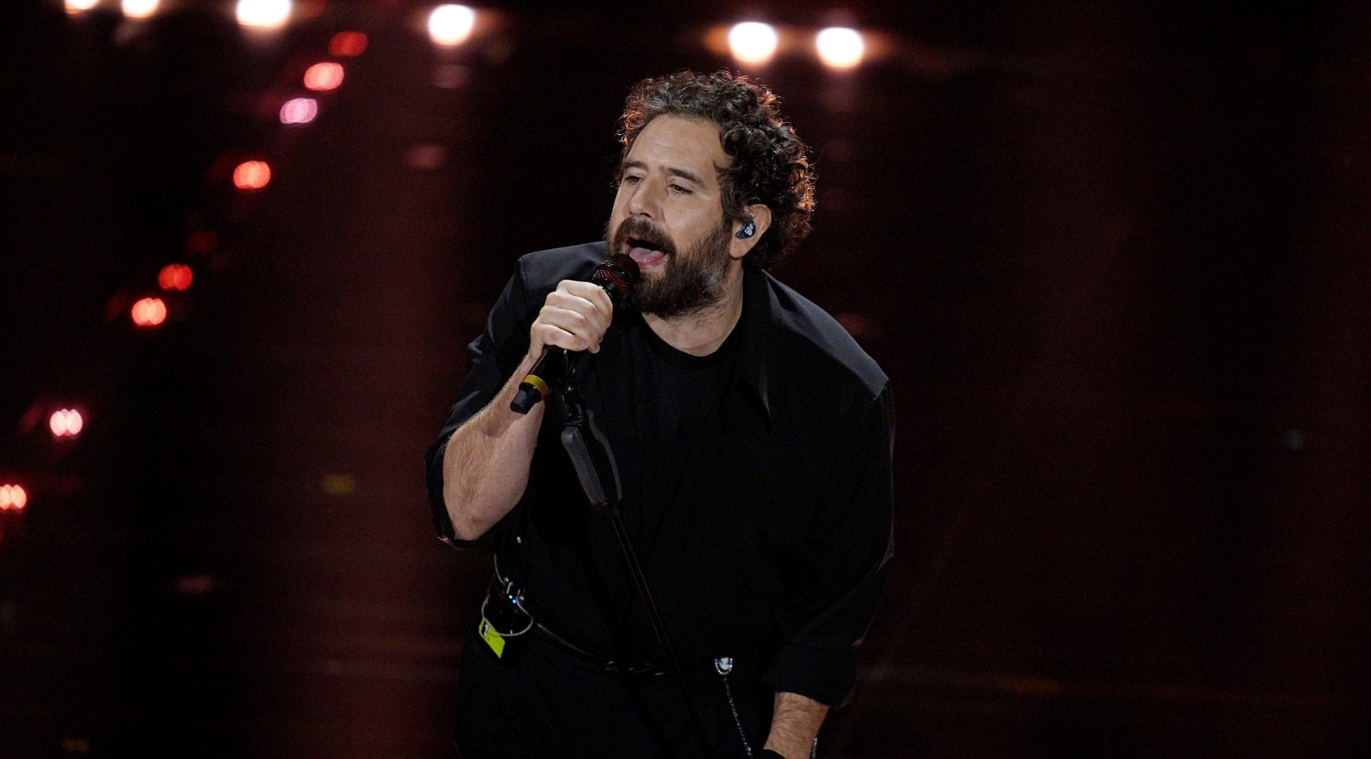Tommaso Paradiso dopo il lancio del microfono: “Ho sbagliato ma non l'ho lanciato verso il pubblico”