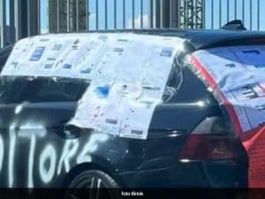 Viene tradita e tappezza l’auto dell’ex con le chat dell’amante. Ma l’uomo finisce ai domiciliari per stalking