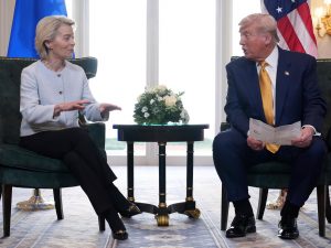 Dazi, Trump sente Von der Leyen e torna a minacciare l’Ue: “Avete tempo fino al 4 luglio o tariffe salgono”