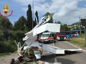 Cecina, ultraleggero precipita in strada e colpisce un’auto di passaggio: nessun ferito