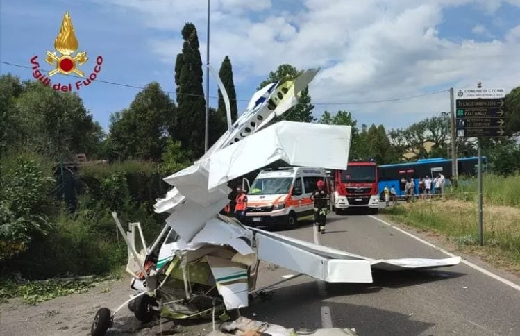 Cecina, ultraleggero precipita in strada e colpisce un'auto di passaggio: nessun ferito