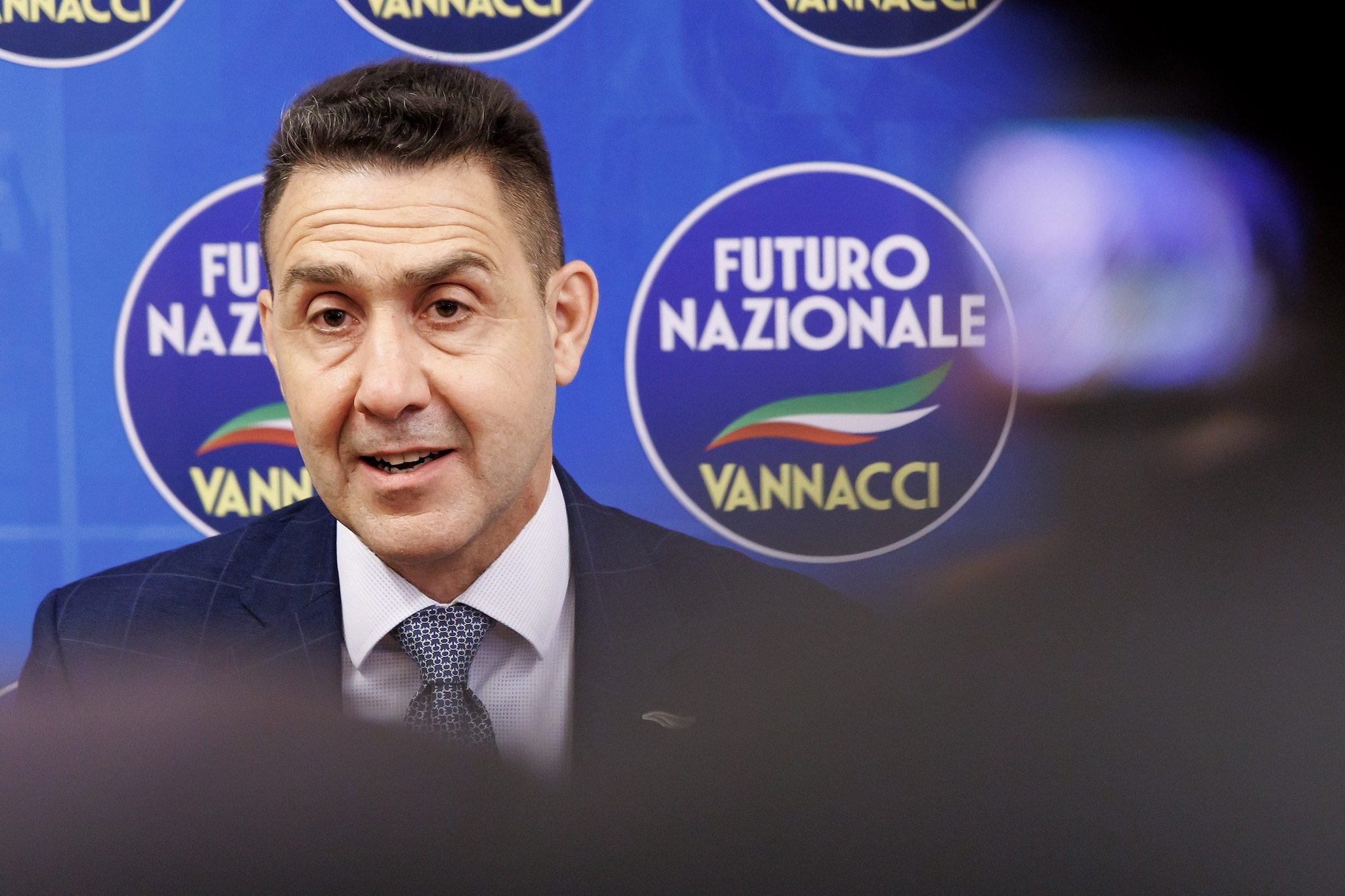 Sondaggi politici, cresce di mezzo punto il Pd, arretra Fdi: il nodo Vannacci è un problema per il Cdx