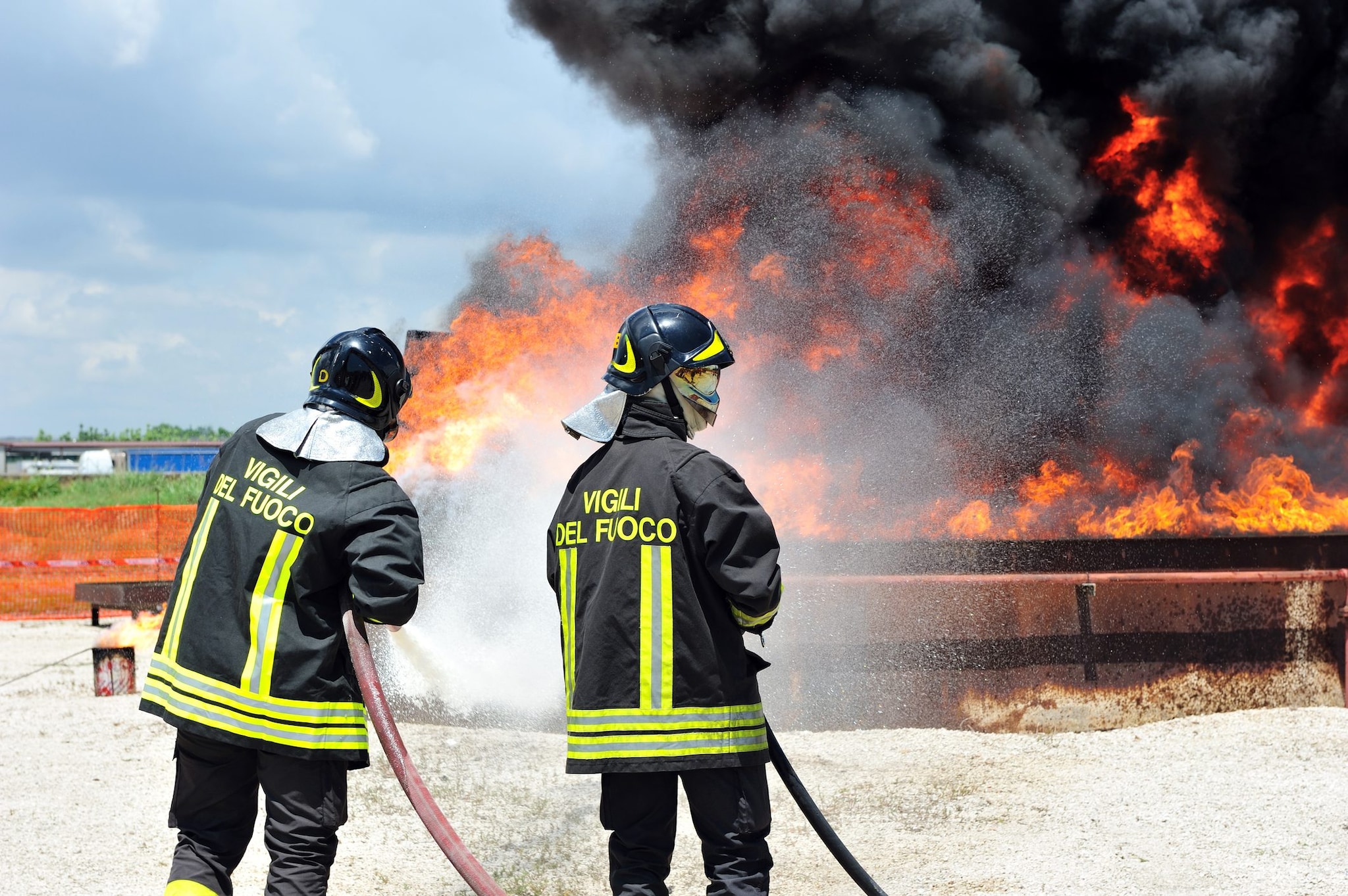 Torino, ha un malore mentre brucia le sterpaglie e finisce nel fuoco: muore carbonizzato a 80 anni