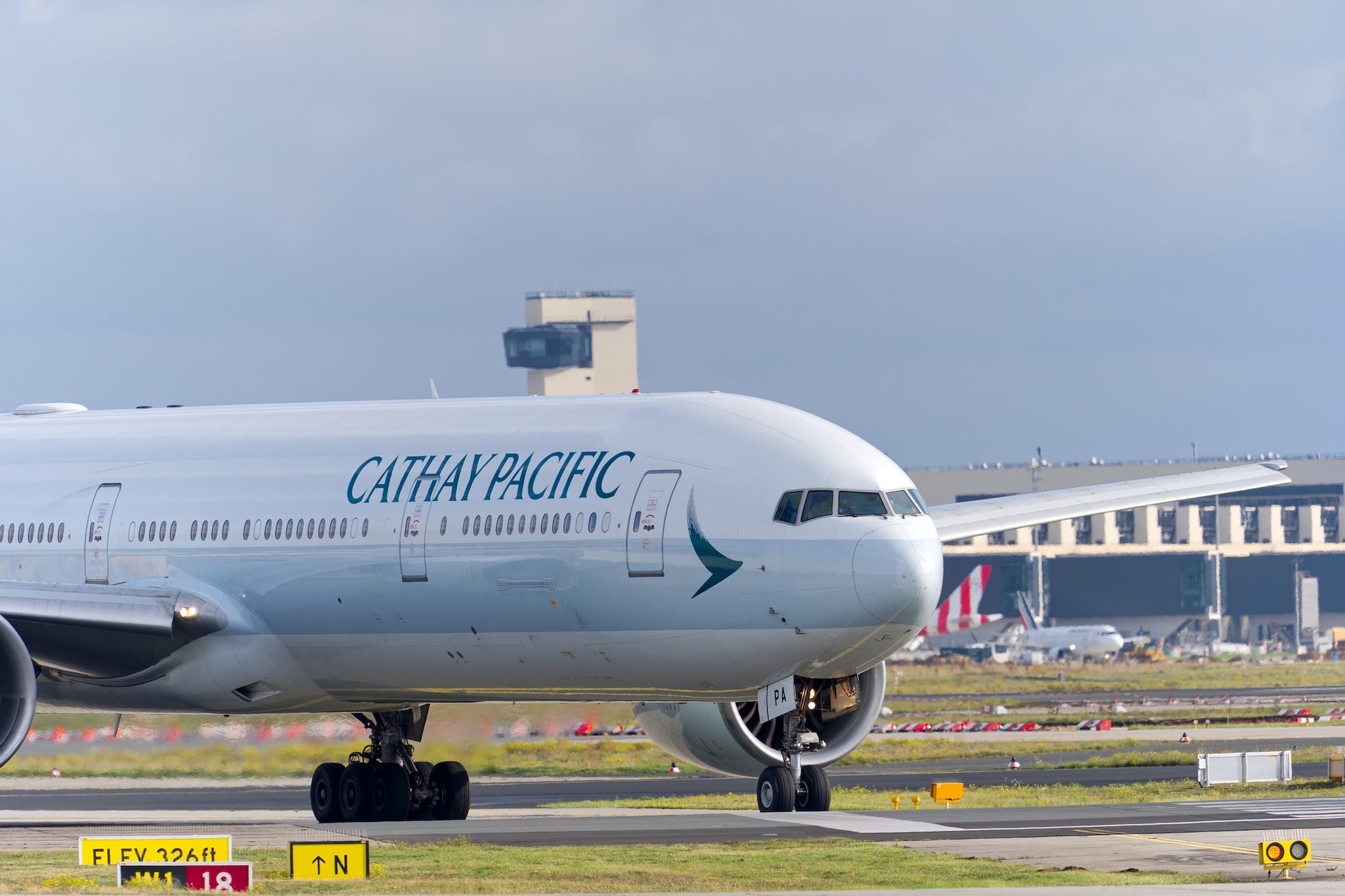 Aereo perde quota in volo dall'Australia a Hong Kong, 10 persone ferite: "Come cadere nel vuoto"
