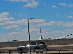 USA, incidente in atterraggio: volo partito da Venezia colpisce un palo e un furgone a Newark