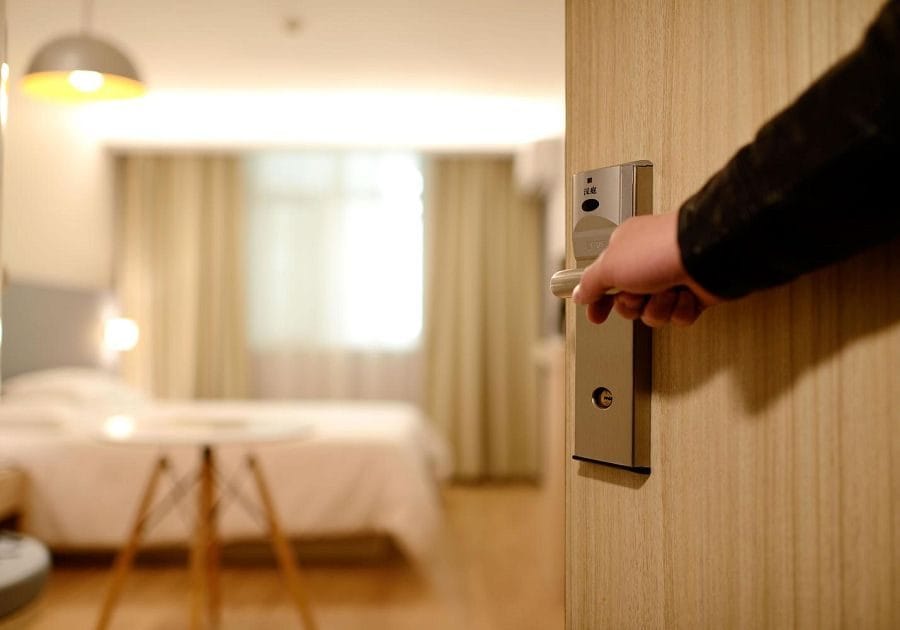 Pernotta e mangia senza pagare, fermata a Merano la "signora delle truffe": oltre 350 denunce in tutta Italia