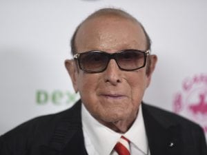 Addio al produttore musicale Clive Davis, morto a 94 anni