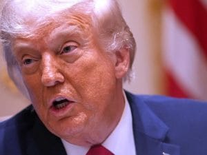 Fuoco incrociato nel Golfo tra USA e Iran, ma Trump dice che i negoziati stanno andando avanti