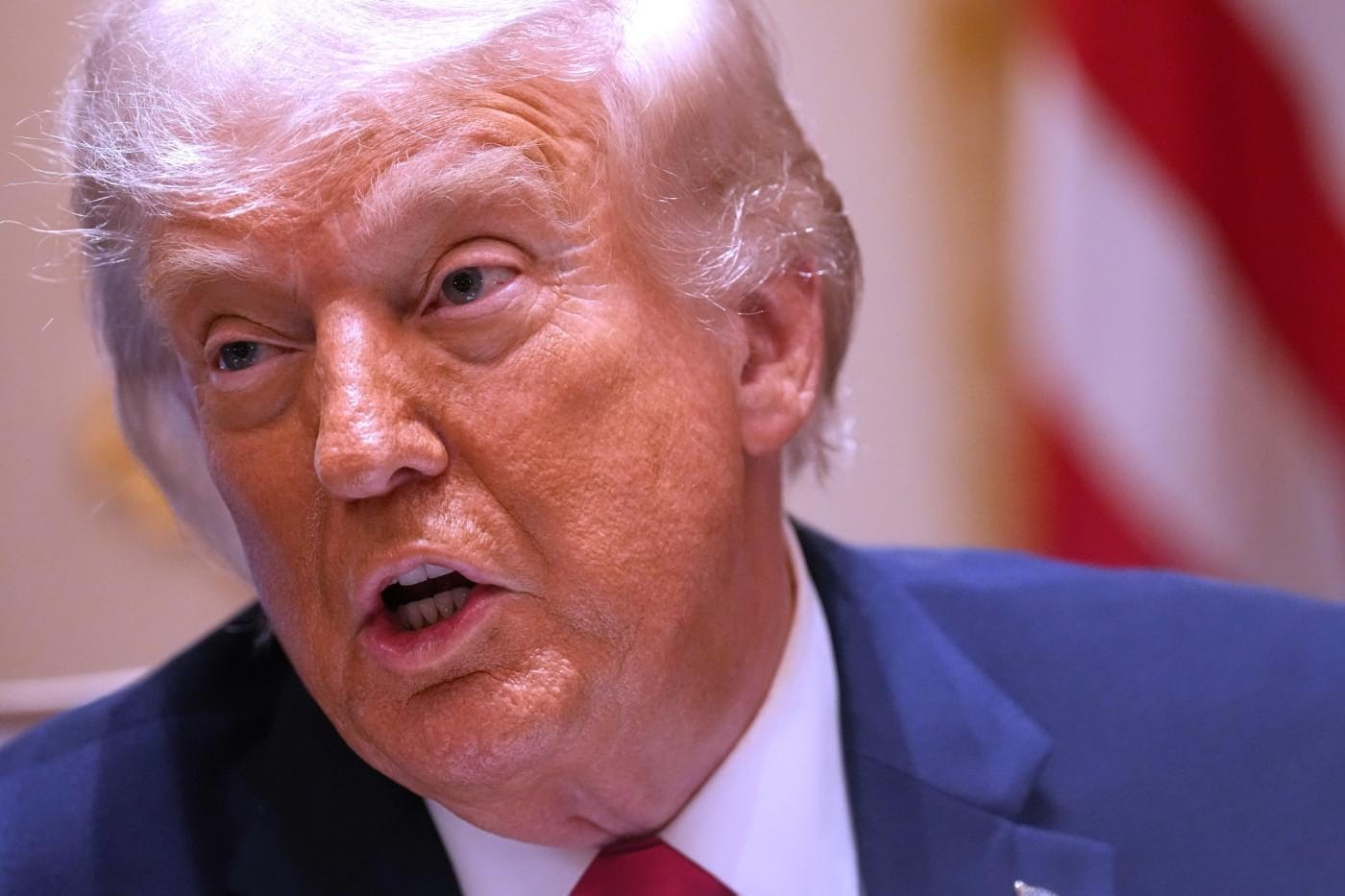 Fuoco incrociato nel Golfo tra USA e Iran, ma Trump dice che i negoziati stanno andando avanti