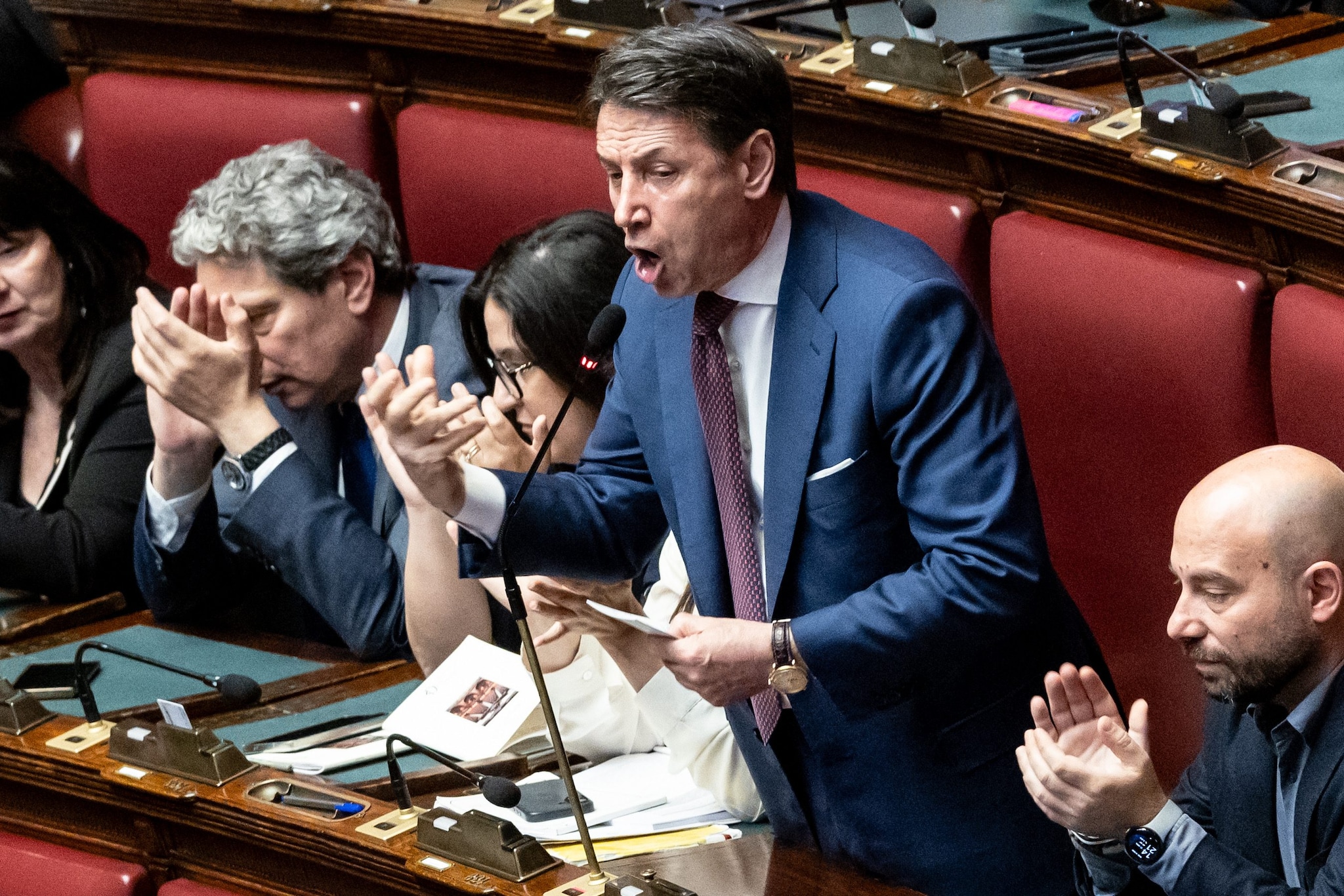 Il nuovo scontro tra Conte e FdI sulla commissione Covid e il caso delle mascherine non idonee
