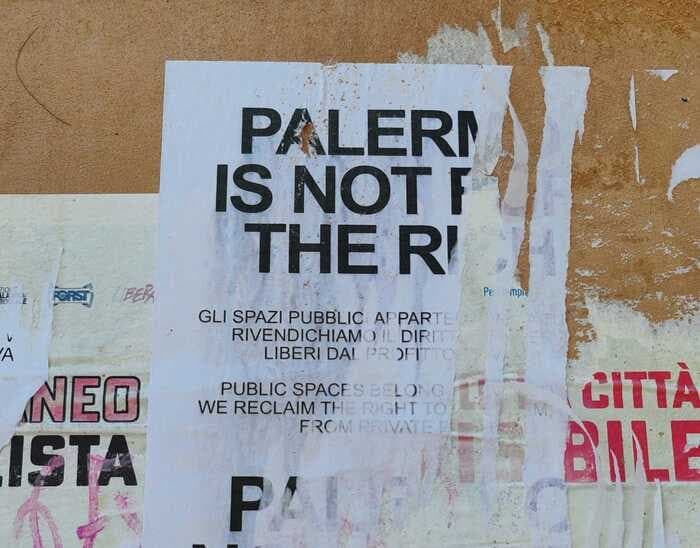 Uno dei volantini comparsi a Palermo contro le nozze di Dua Lipa