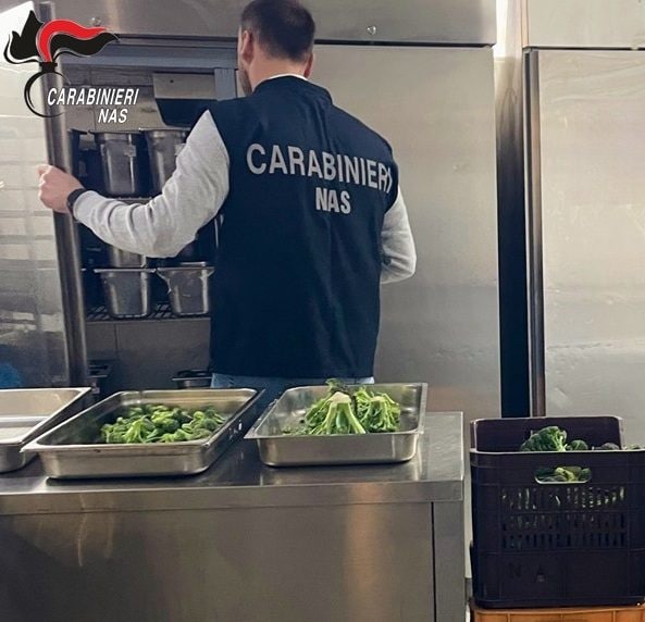 Catanzaro, Nas nei ristoranti dei lidi: il 70% è irregolare con pesce conservato male e dispense improvvisate