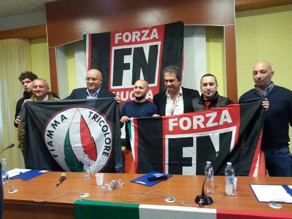 Antonio Di Vietri (secondo da destra) con Roberto Fiore (terzo da destra), fondatore di Forza Nuova, ospite a Lavello. Foto del 2015.