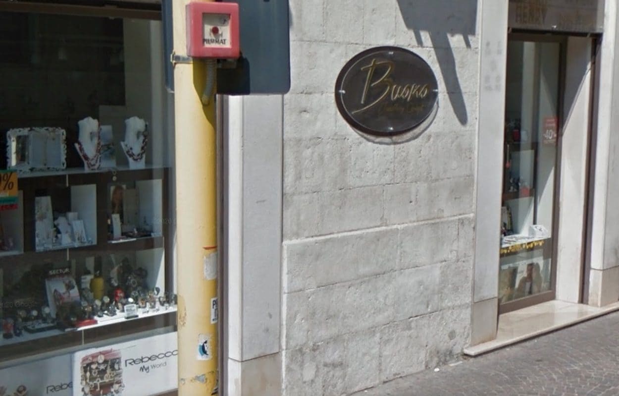 Assalto in gioielleria e inseguimento nel centro di Foggia: bottino da oltre 100mila euro