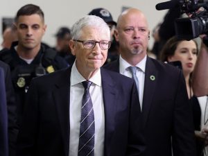 Bill Gates testimonia su Epstein: “Ha usato la mia