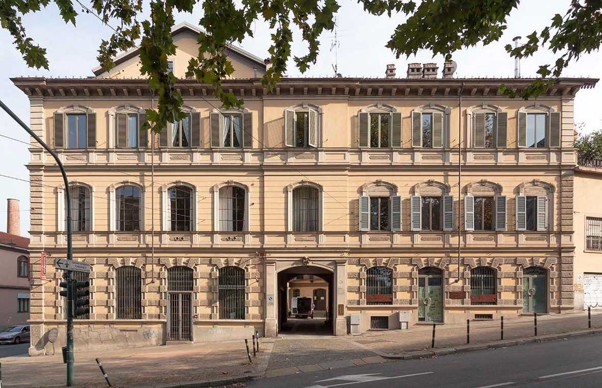 Furto milionario alla casa d’aste a Torino, in 4 minuti portano via 1 milione di euro in gioielli: "Scioccante"