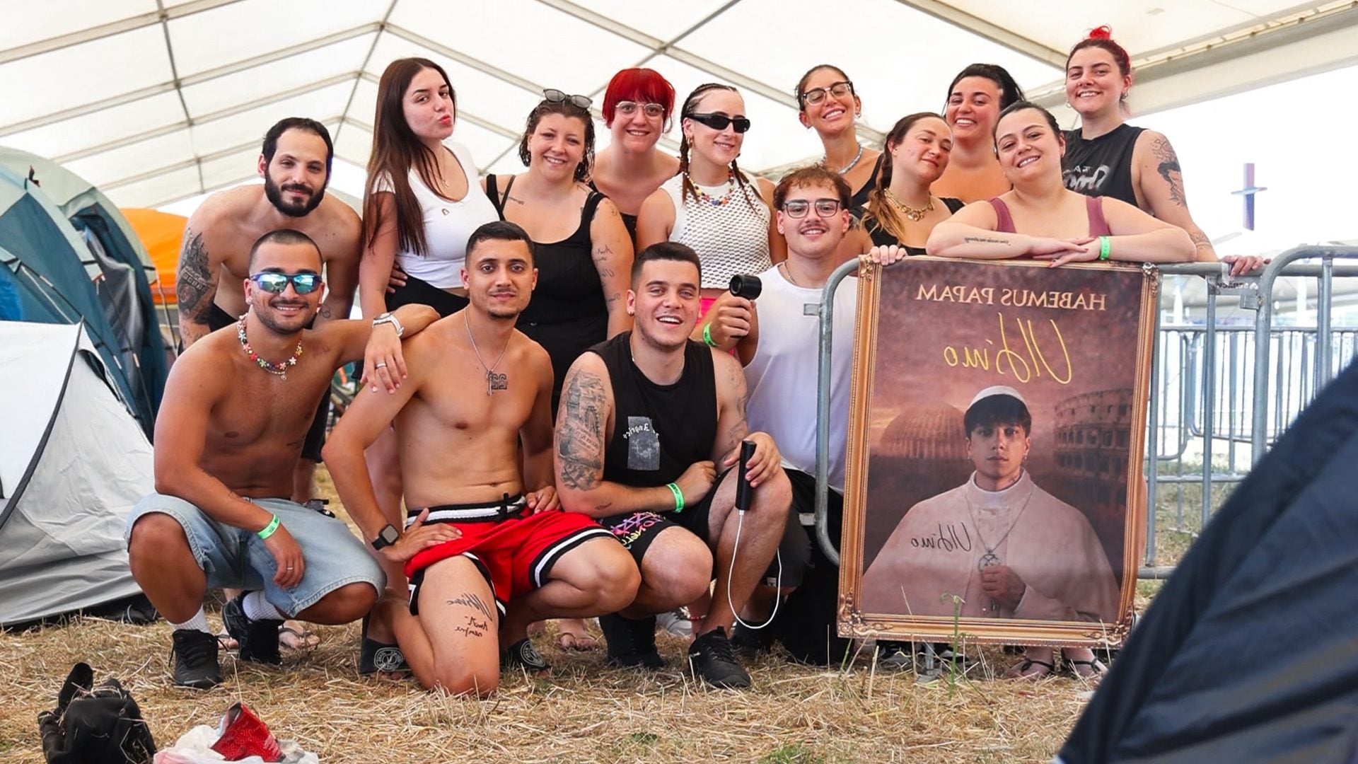 La "vita in transenna" dei fan di Ultimo a Tor Vergata: dieci giorni in tenda sfidando il caldo che non dà tregua