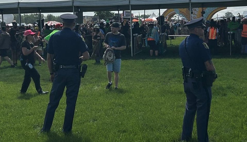 Neonato trovato morto in un bagno chimico all'Electric Forest Festival: la polizia cerca testimoni