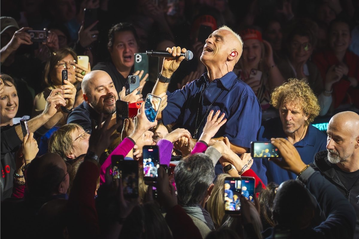 Eros Ramazzotti in concerto con il pubblico – ph Francesco Prandoni