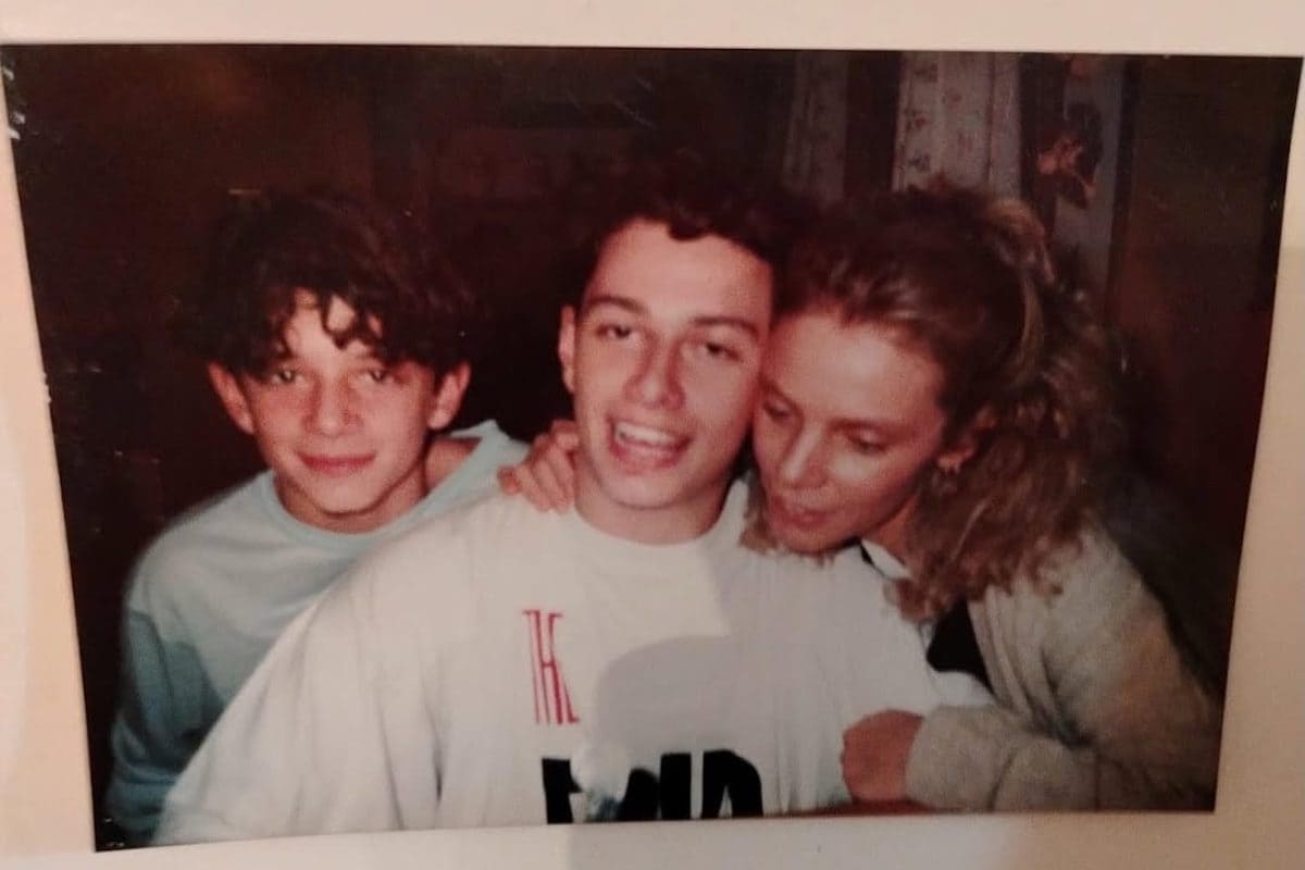 Fabri Fibra con il fratello e la sorella,