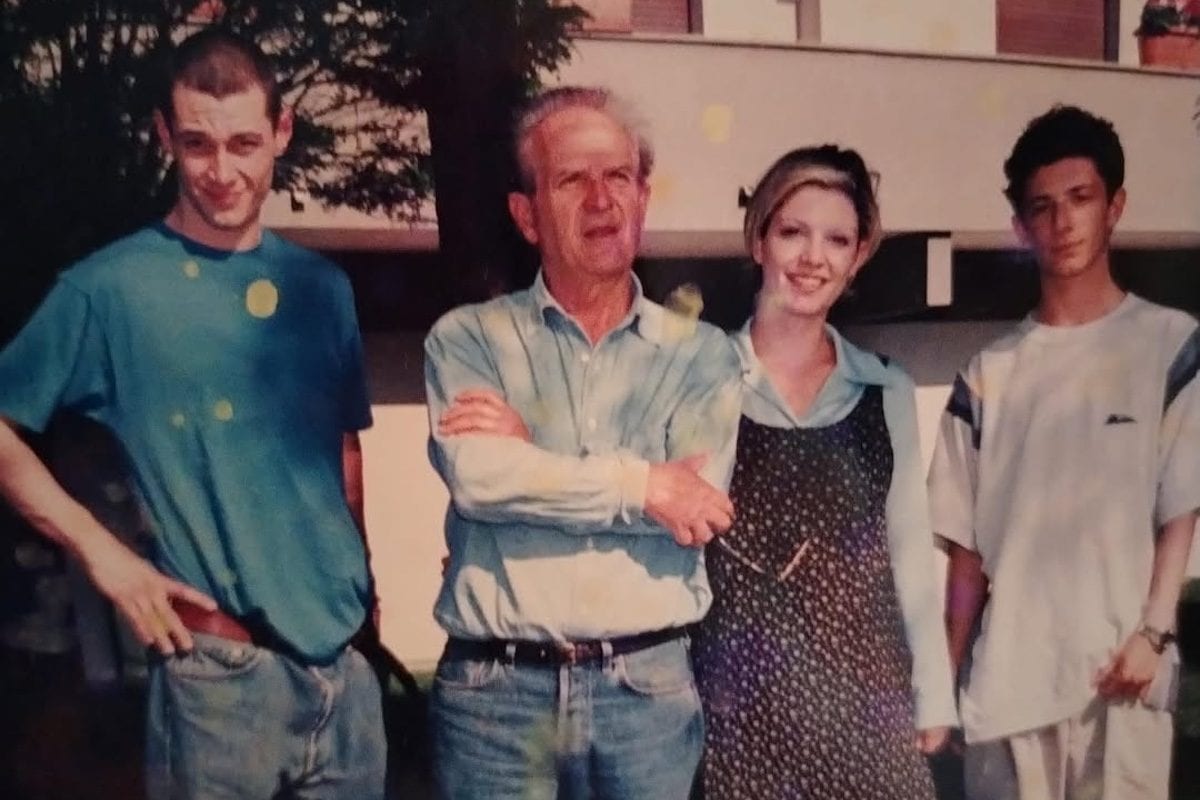 Nesli risponde al fratello Fabri Fibra e difende la famiglia: "Non ti abbiamo mai ostacolato. Papà? Amato da tutti"