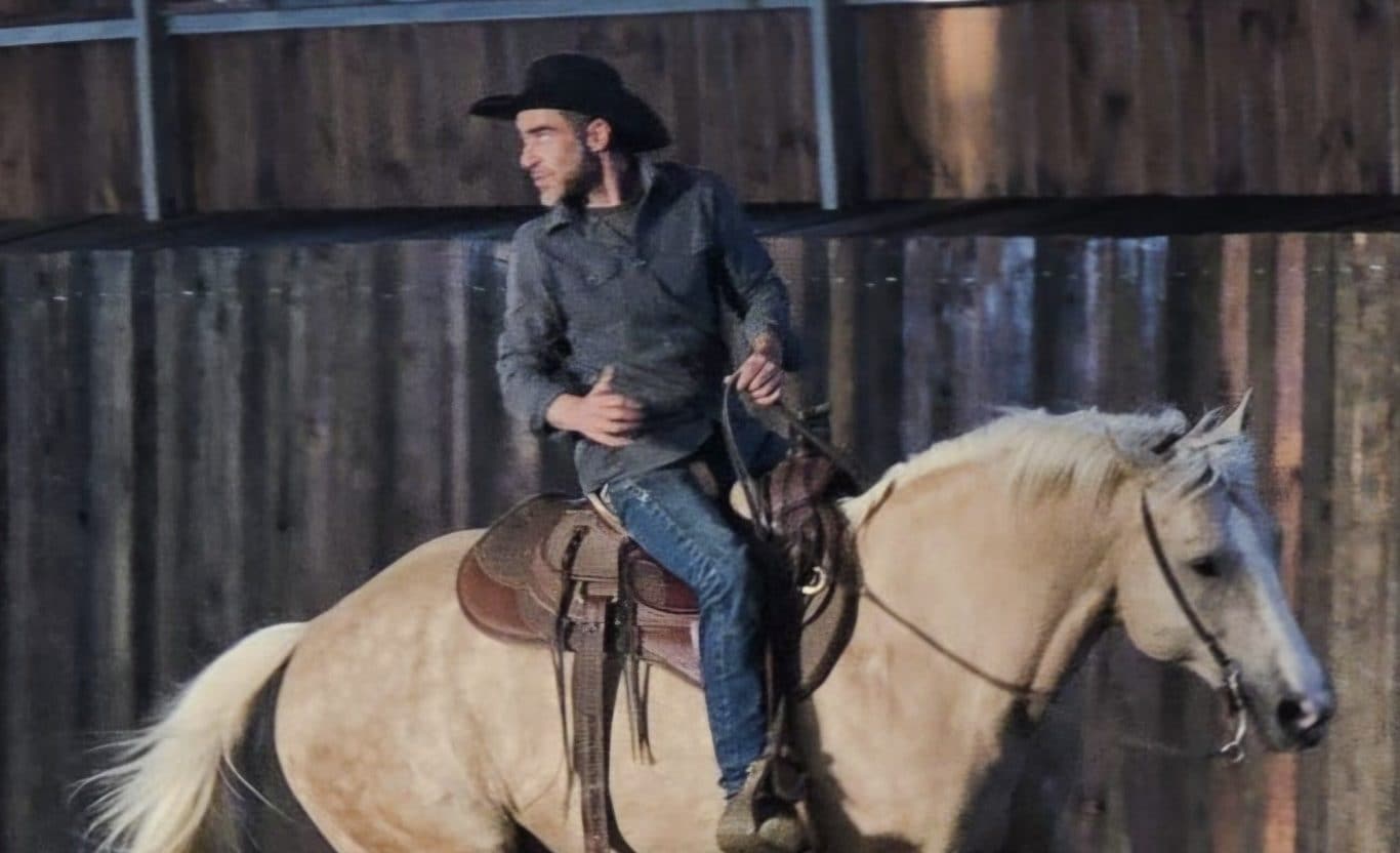 Croazia, colpito al petto dal calcio di un cavallo mentre ferra uno zoccolo: Gianluca Bottai muore a 47 anni