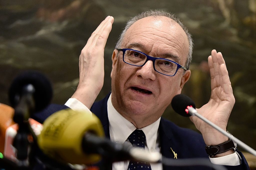 Manzoni, la Costituzione e la Bibbia, l'ultima bozza dei nuovi programmi scolastici di Valditara nei licei