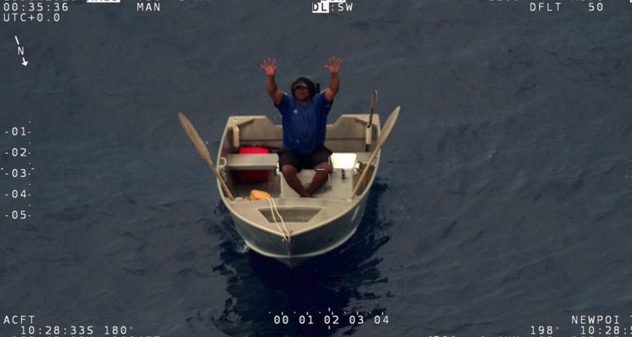 La barca si guasta, 40enne sopravvive 8 giorni nell'Oceano Pacifico in tempesta: "Mai persa la speranza"