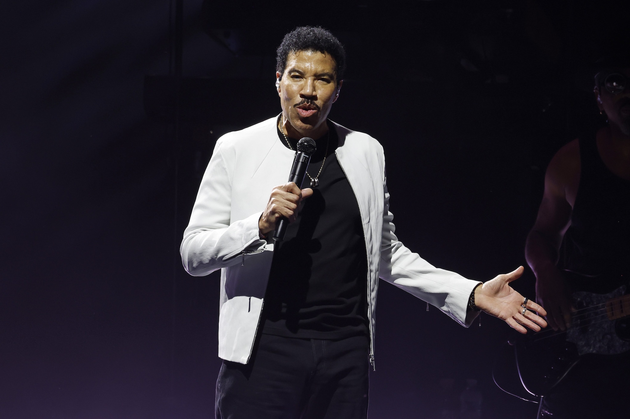 Lionel Richie interrompe il concerto dopo un malore: si era seduto sul palco perché stordito