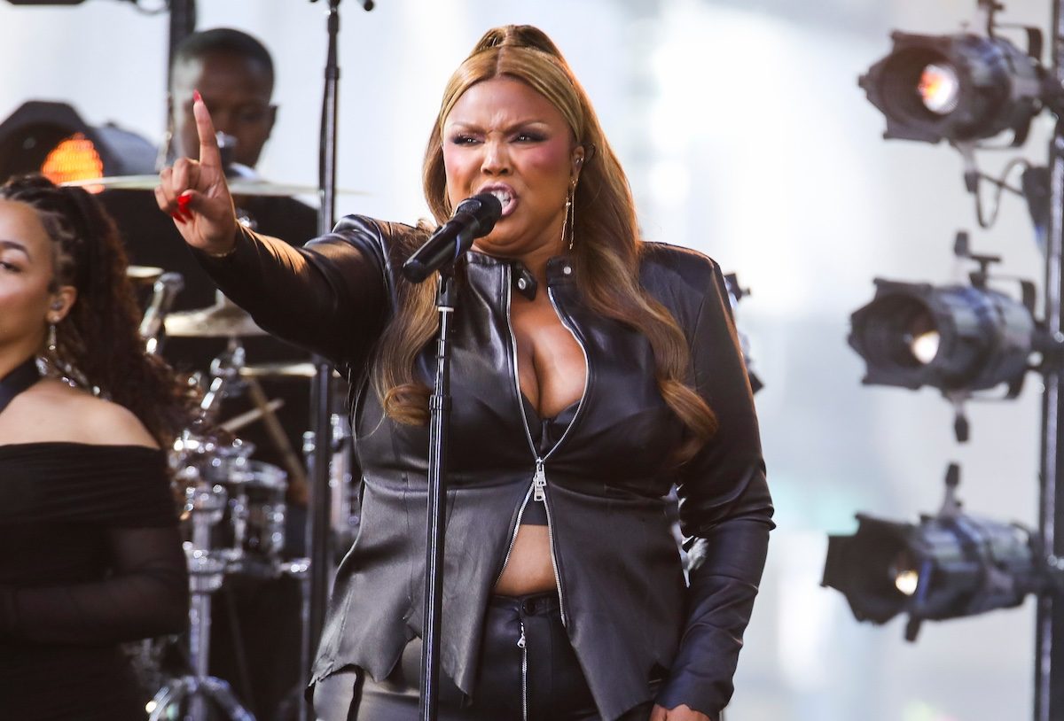 Il flop di Lizzo, da popstar a meno di 3 mila di copie vendute: se perdi la reputazione perdi i fan