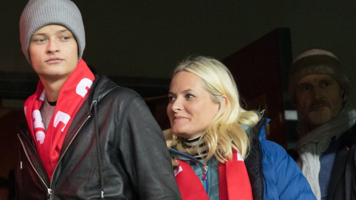 A sinistra, Marius Borg Høiby, figlio della principessa ereditaria di Norvegia Mette–Marit (a destra).