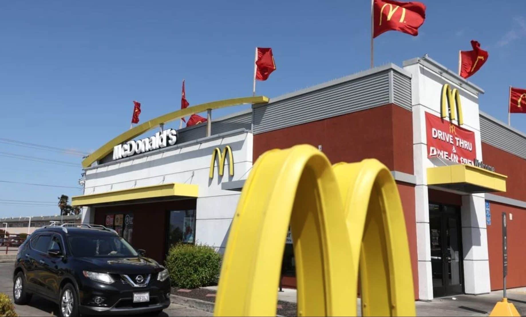 Florida, sparatoria nel parcheggio di un McDonald’s: padre e figlia 11enne colpiti mentre aspettano il cibo