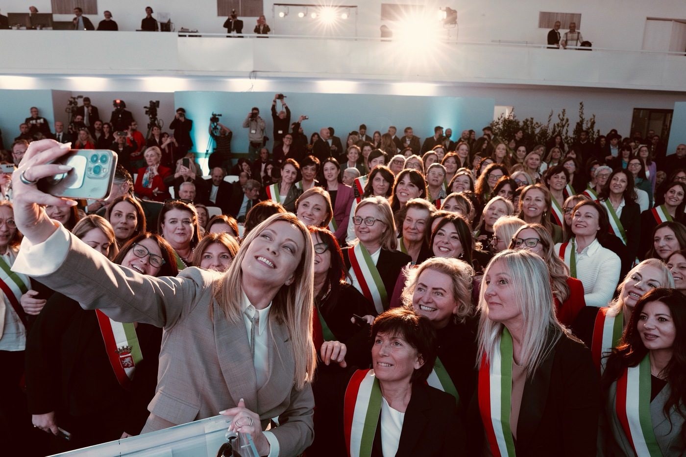 Dopo la conquista le donne oggi rinunciano al voto: "In politica mosche bianche, il patriarcato picchia duro"