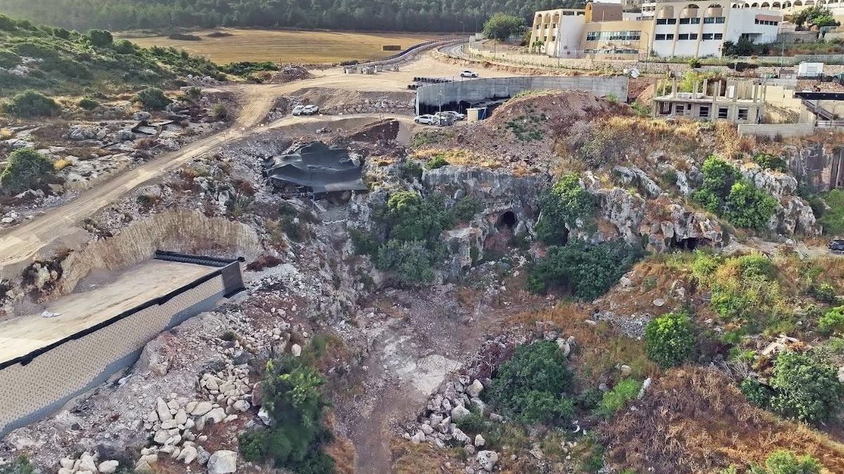 Scavo delle grotte preistoriche a Fureidis – ph Emil Aladjem, Israel Antiquities Authority