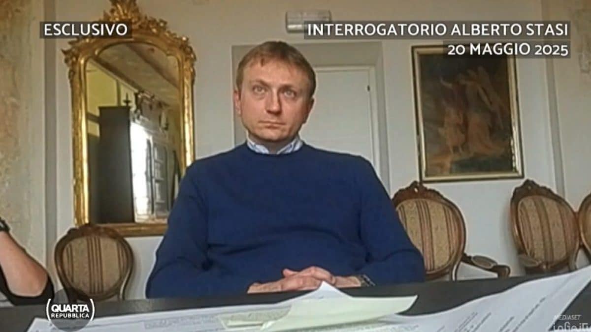 Alberto Stasi durante il sit in Procura a Pavia il 20 maggio del 2025, un video pubblicato dal programma tv "Quarta Repubblica"
