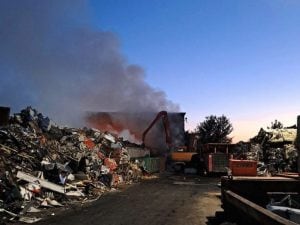 Incendio presso un impianto di rifiuti a Livorno