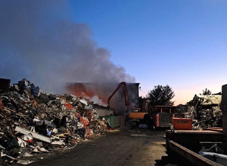 Maxi incendio in un'azienda di smaltimento rifiuti a Livorno, il sindaco: "Chiusi gli asili, restate a casa"