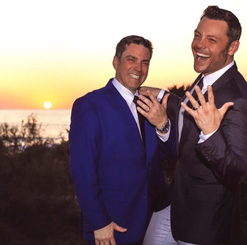 Tiziano Ferro e Victor Allen sposi (da Vanity Fair)
