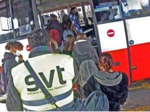 Vicenza, autista del bus gli chiede biglietto, passeggero gli punta una pistola: “Parti subito”