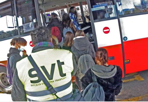 Vicenza, autista del bus gli chiede biglietto, passeggero gli punta una pistola: "Parti subito"
