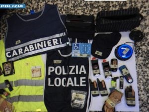 In auto con lampeggianti e travestiti da poliziott