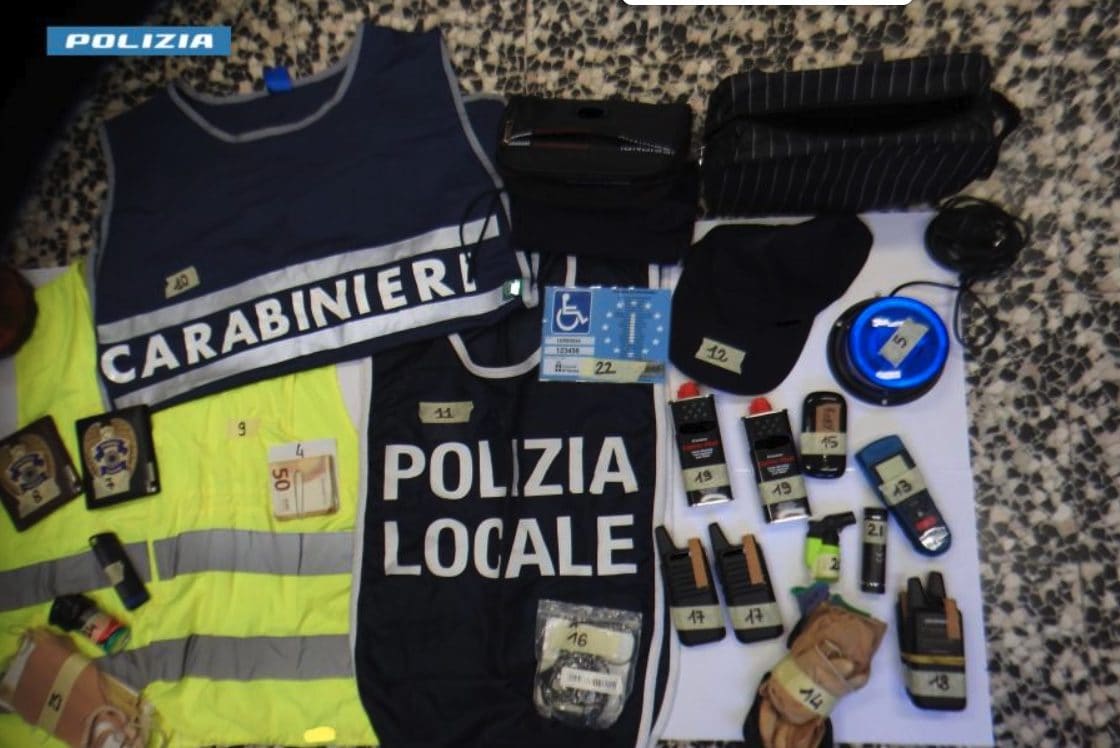 In auto con lampeggianti e travestiti da poliziotti e carabinieri svaligiano case: bottino da 100mila euro a Torino